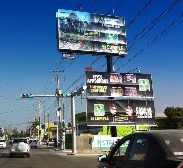 Hasta tres espectaculares colocados en el mismo lugar se pueden observar en Tuxtla Gutiérrez. Foto: Sandra de los Santos/ Chiapas PARALELO.