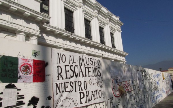 Pintas de protesta por obras en el Palacio Municipal San Cristóbal de las Casas, Chiapas. Foto: Anahid O. Egremy