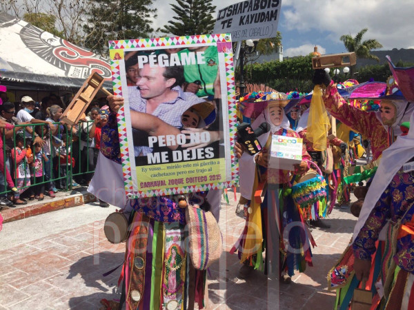 "Pégame", leyenda en una pancarta de danzantes durante el Festival Zoque Coiteco. Foto: Chiapas PARALELO