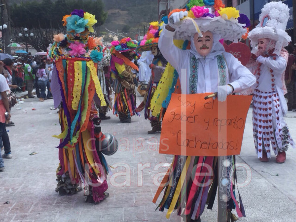 "Soy el gober y reparto cachetadas", crítica en el Carnaval Zoque Coiteco. Foto: Chiapas PARALELO 