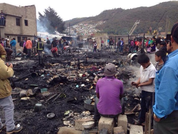 Al menos 23 casas de madera y tejas de lámina se consumieron en cenizas esta tarde, luego de que un incendió provocado por una posible falla eléctrica, sorprendiera a familias indígenas tsotsiles en una colonia de la periferia de San Cristóbal de Las Casas. La Secretaría de Protección Civil del Gobierno del Estado de Chiapas dio a conocer que “no se reportan personas fallecidas o heridas”, luego del incnedio que ocurrió en la Colonia 24 de Mayo, en la zona norte de esa ciudad colonial.Foto: Protección Civil Chiapas