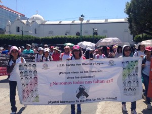 Maestros de la CNTE, estudiantes normalistas y organizaciones sociales y campesinas, marchan en el marco dela Novena Acción Global por Ayotzinapa. Foto: Chiapas PARALELO