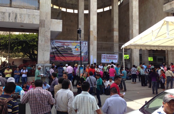 Maestros en el plantón frente al Congreso del Estado de Chiapas. 