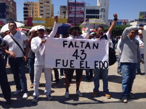 Maestros de la CNTE, estudiantes normalistas y organizaciones sociales y campesinas, marchan en el marco dela Novena Acción Global por Ayotzinapa. Foto: Chiapas PARALELO