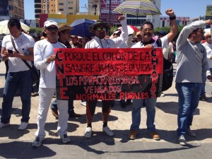 Maestros de la CNTE, estudiantes normalistas y organizaciones sociales y campesinas, marchan en el marco dela Novena Acción Global por Ayotzinapa. Foto: Chiapas PARALELO