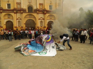 Maestros queman propaganda electoral en San Cristóbal de Las Casas