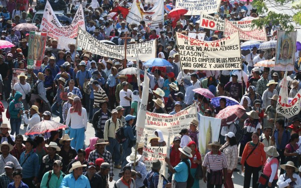 En marzo miles de personas de convocadas por el pueblo creyente de Simojovel, peregrinaron hasta la capital de Chiapas para exigir se detengan las acciones de la delincuencia organizada. Foto: ChiapasPARALELO