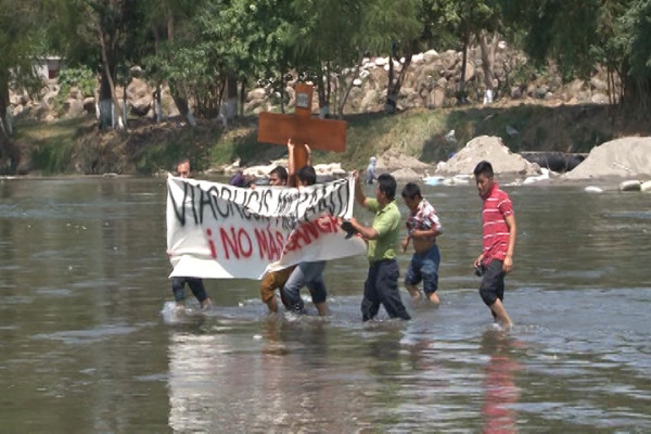Migrantes cruzan el Suchiate en el inicio de un viacrucis de 10 días. Foto: Benjamín Alfaro