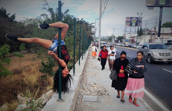 El pole dance sale a las calles. Alumnas de la escuela Spiral Fitness & Dance hacen una exhibición pública en Tuxtla Gutiérrez. Foto: Isaín Mandujano