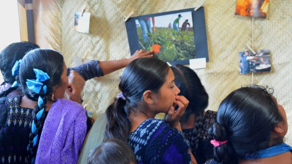 Mujeres indígenas observando la exposición de foto. Chiapas PARALELO.