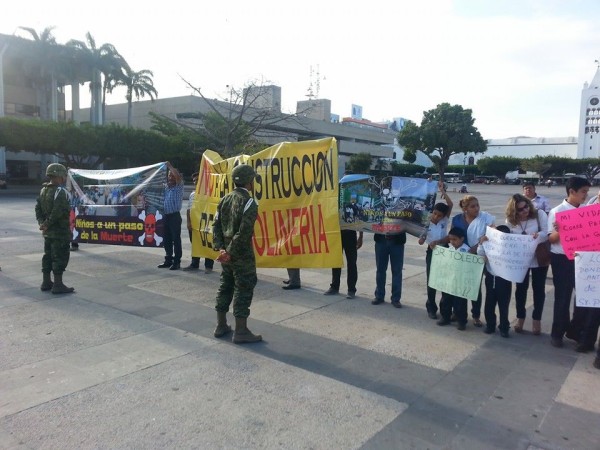 Elementos vestidos de militares impidieron con una valla humana que la manifestación avanzara. Foto: Cortesía.