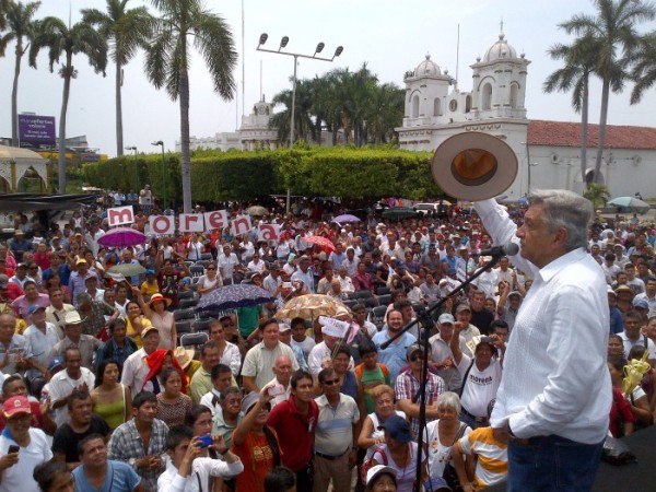 AMLO ve a Chiapas como una reserva estratégica de votos, como también ven y han visto históricamente a nuestro estado el PRI, el PAN, el PRD y todos los institutos políticos nacionales. Pero a diferencia de las instituciones partidistas, esa reserva de votos responde a la figura política del tabasqueño; no a una institución política, como ha sido siempre.