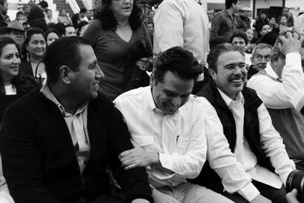 El secretario de gobierno, Eduardo Ramírez y el alcalde de Tuxtla, Samuel Toledo asistieron al informe. Foto: Francisco López Velásquez/ Chiapas PARALELO.