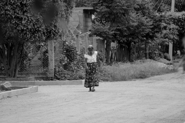 Mujer zoque en una de las calles de Nuevo Carmén Tonapac en Chiapa de Corzo. Foto: Francisco López Velásquez/Chiapas PARALELO.