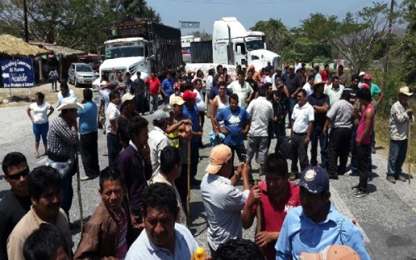 Por segundo día consecutivo, comuneros zoques bloquean la carretera.. Fuente: Pagina3.mx
