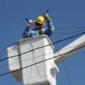 Trabajadores de la CFE en el corte de luz