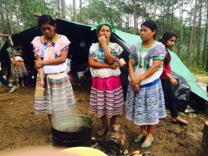 Dormir, comer...vivir a la intemperie. Foto: Ángeles Mariscal/Chiapas PARALELO