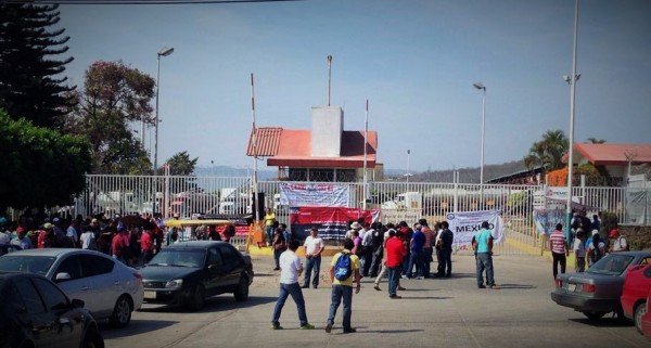 Maestros toman PEMEX por varias horas. 