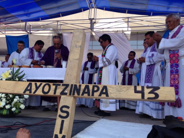 Justicia para Ayotzinapa, reclamo al que  se suma el Pueblo Creyente. Foto: Isaín Mandujano/ChiapasPARALELO