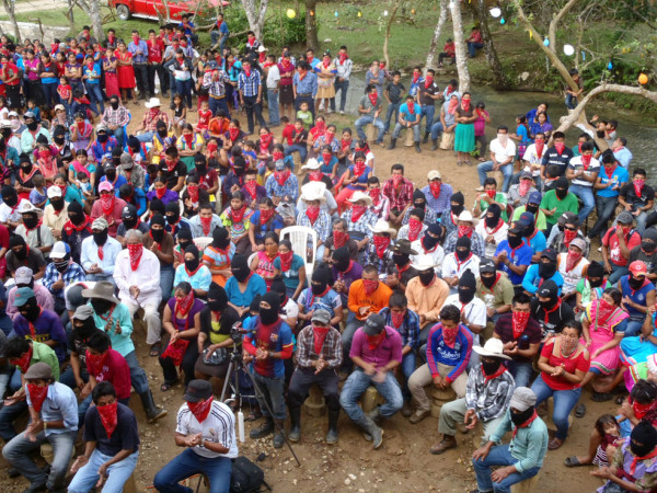 Zapatistas escuchando al Subcomandante Insurgente Moisés en La Realidad Nueva Victoria, como le llaman ahora. Foto: Cortesía