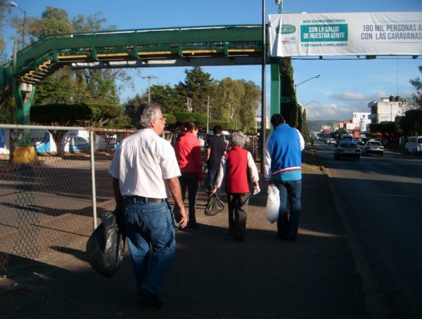 Un grupo de ciudadanos limpió hoy el boulevard Belisario Domínguez de Comitán. Foto: Cortesía. 