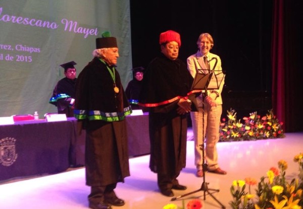 Florescano toma protesta como Doctor Honoris Causa por la UNICACH