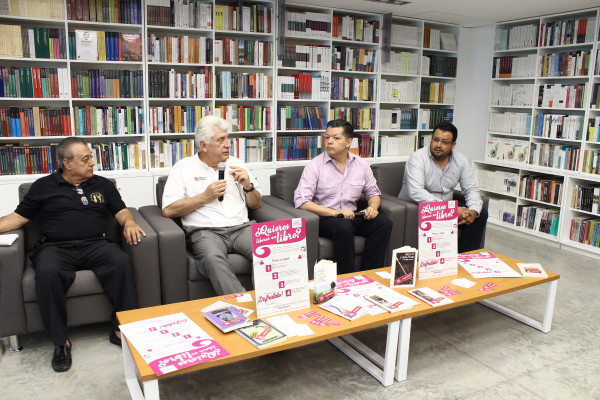 Integrantes de diversas organizaciones están participando en la campaña de liberación de libros. Foto: Roberto Ortíz/ Chiapas PARALELO.