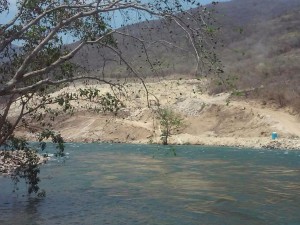 Del otro lado del río Grijalva se encuentra otro asentamiento humano hallado por los arqueólogos. 