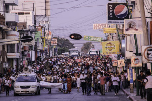 Miembros de la CENECH marchando por las calles de Tuxtla. Foto Francisco López Velázquez.