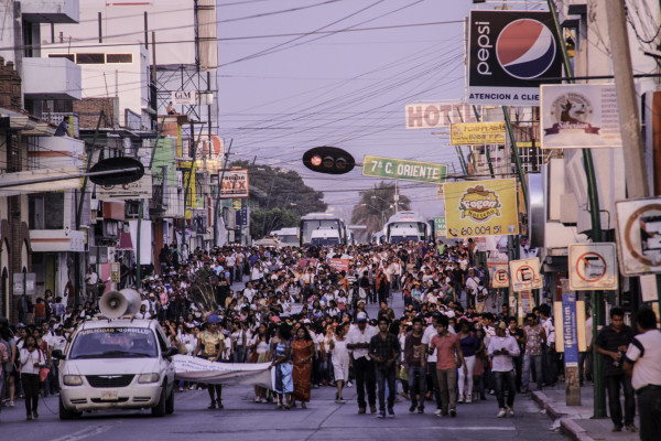 Miembros de la CENECH marchando por las calles de Tuxtla