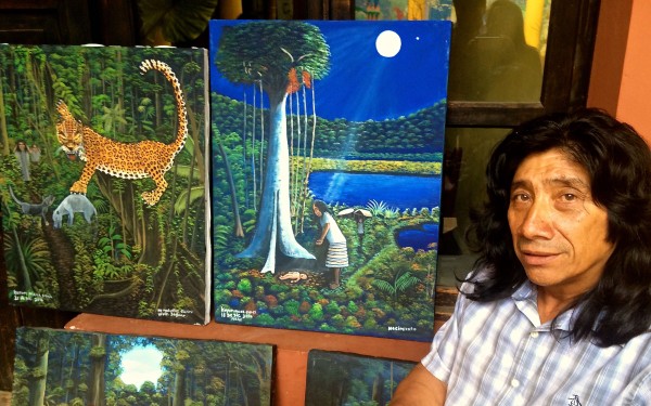 Kayum Maax García, pintor indígena lacandón, originario de Nahá, corazón de la Selva Lacandona. Foto: Ángeles Mariscal/ChiapasPARALELO