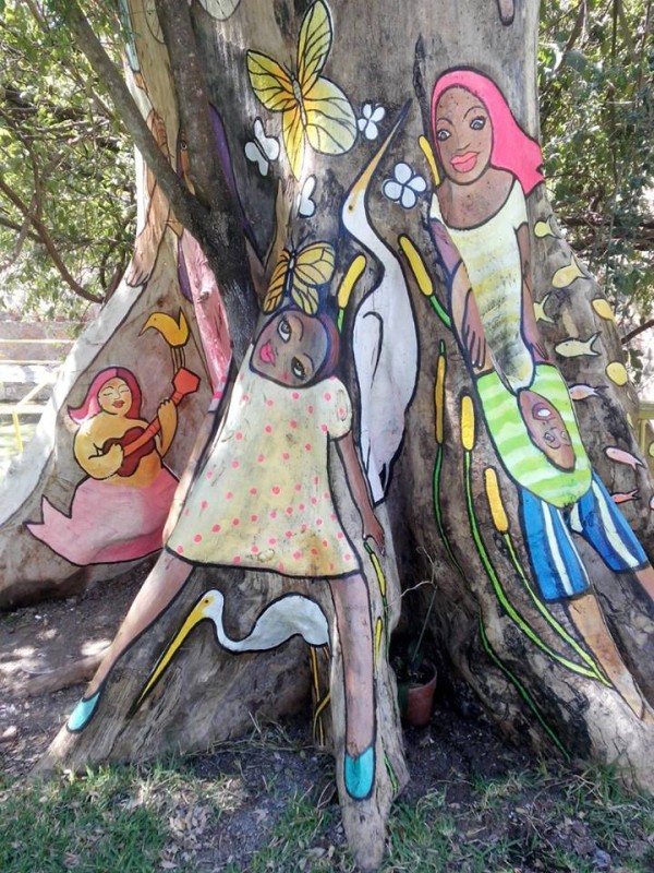 Niñas jugando en el árbol. Pintura de Enrique Díaz