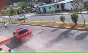 Instante en el que el vehículo está a punto de embestir al peatón que se cruzó en el carril de los arrancones.