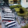 Se movilizaron en casi una docena de de autobuses que le fueron "tomados prestados". 