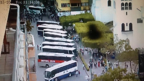 Se movilizaron en casi una docena de de autobuses que le fueron "tomados prestados". 