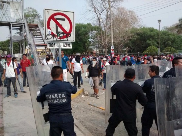 Chocan policías y normalistas. 