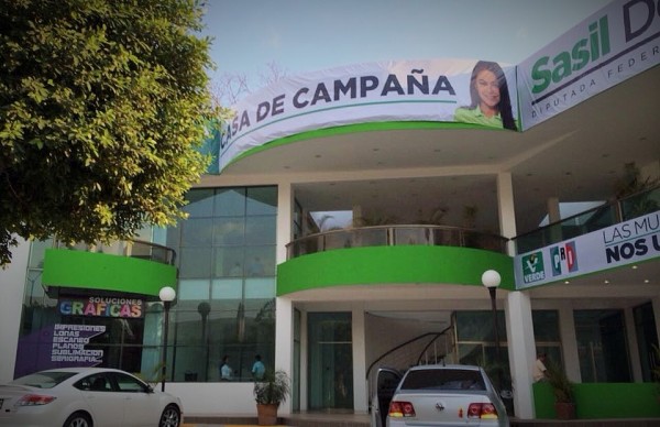 Renta plaza comercial y la habilita como casa de campaña. 