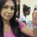 "Lorraine", transgénero, muestra su DUI adecuado con la fotografía de su identidad.  Foto: Diario1.com