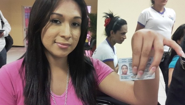 "Lorraine", transgénero, muestra su DUI adecuado con la fotografía de su identidad.  Foto: Diario1.com
