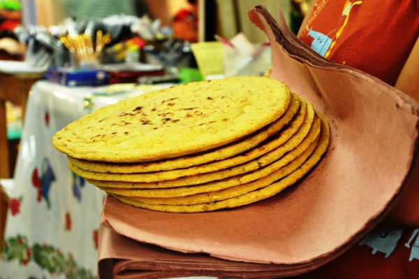 © Hmmm. ¡Pero qué ricas memelas! Motozintla de Mendoza, Chiapas (c1998)
