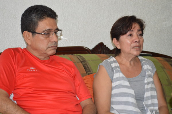 Dora Noemí Rodríguez Sánchez y su esposo Roberto Domínguez, padres del joven afectado Germán Domínguez Rodríguez. Foto: Cesar Solís