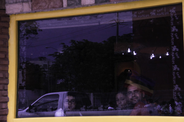 Familia observa pasar la marcha contra la homofobia en Tuxtla Gutiérrez. Foto: Francisco López Velásquez/ Chiapas PARALELO.