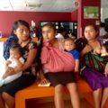 Las madres y sus bebés de La Pimienta municipio de Simojovel que se salvaron de las "reacciones adversas" sufridas por las vacunas que les aplicó personal del IMSS.  Foto: ChiapasPARALELO