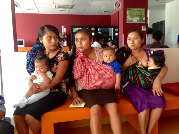 Las madres y sus bebés de La Pimienta municipio de Simojovel que se salvaron de las "reacciones adversas" sufridas por las vacunas que les aplicó personal del IMSS. 