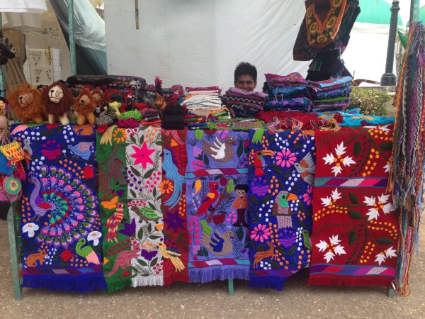 Textiles de Zinacantán, Chiapas. Puesto en la plaza central de Tuxtla Gutiérrez.