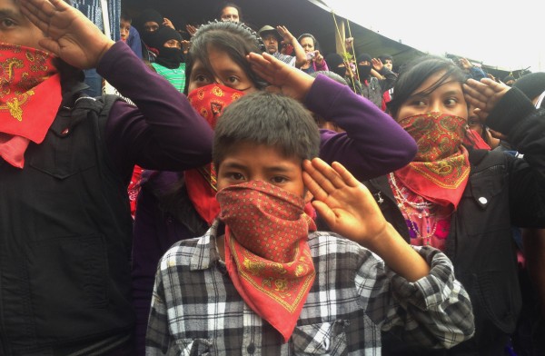 Niño zapatista en Oventic, Chiapas, saludando a la bandera del EZLN y cantando el himno oficial de ese grupo armado. Foto: Isaín Mandujano
