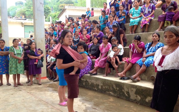 Mujeres, niños y niñas de La Pimienta. Foto: ChiapasPARALELO