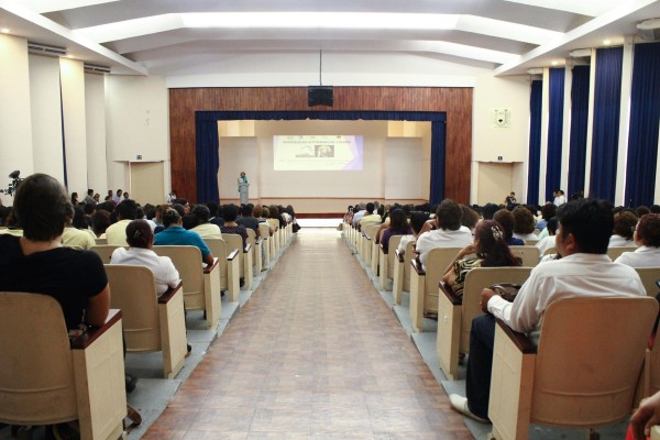 El Auditorio de los Constituyentes de la Unach se lleno de jóvenes y mujeres en la conferencia "Rosario feminista". Foto: Roberto Ortiz/ Chiapas PARALELO. 