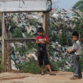Niños migrantes de la colonia Linda Vista, en Tapachula, aportan al sustento de su familia. Foto: Chiapas PARALELO