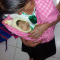 Una de las madres con su bebé fallecido. Foto: Pueblo Creyente de Simojovel